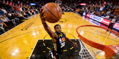 NBA篮球比赛现场 - 球员投篮精彩镜头